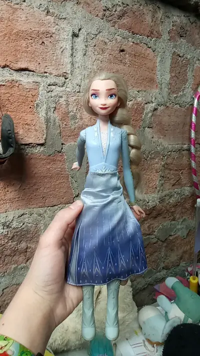 Muñeca Elsa de Frozen con vestido azul - miniatura 1