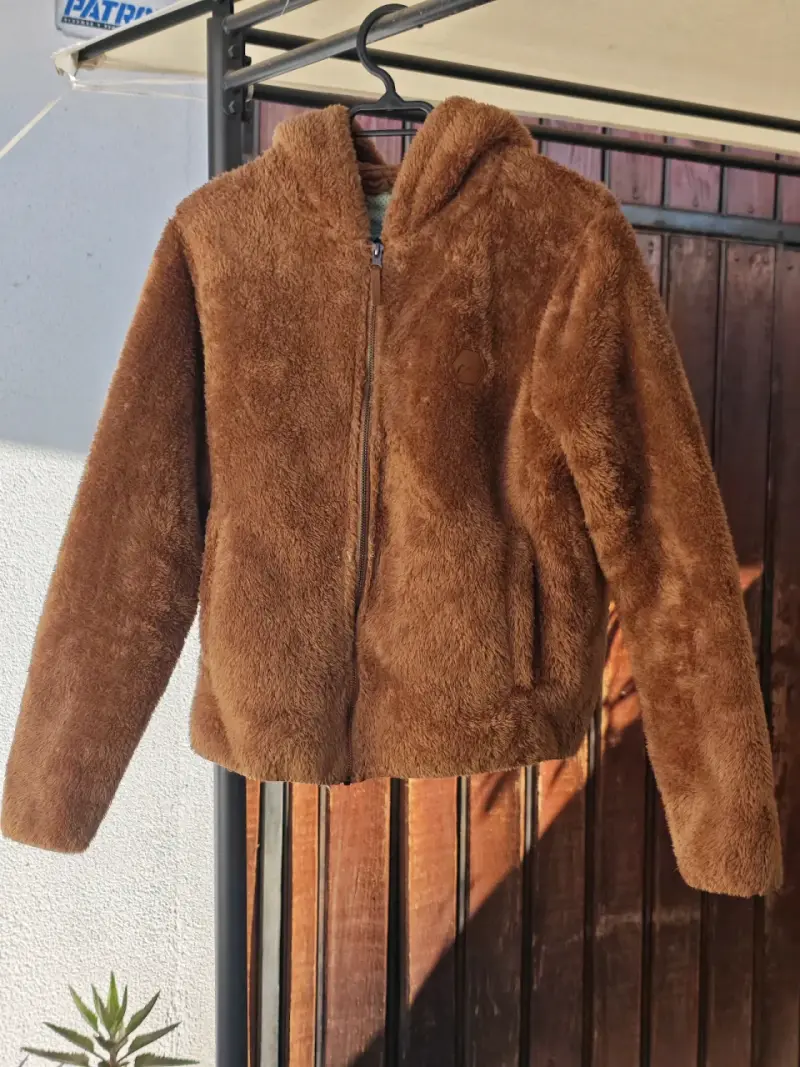 Chaqueta de peluche marrón con capucha