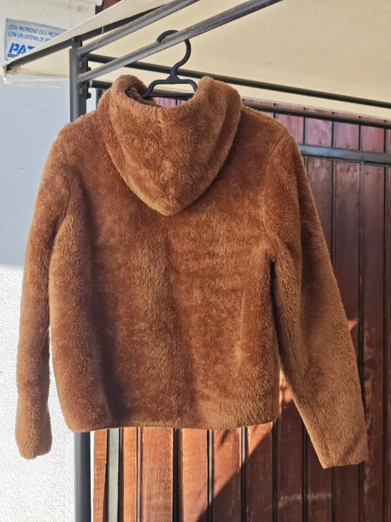 Chaqueta de peluche marrón con capucha - 2