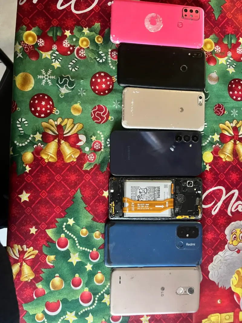 Lote de celulares para repuestos o reparación - 2