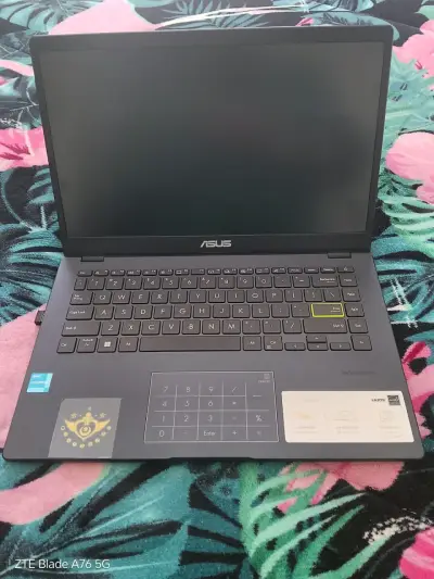 Laptop ASUS con pantalla LED y teclado numérico - miniatura 1