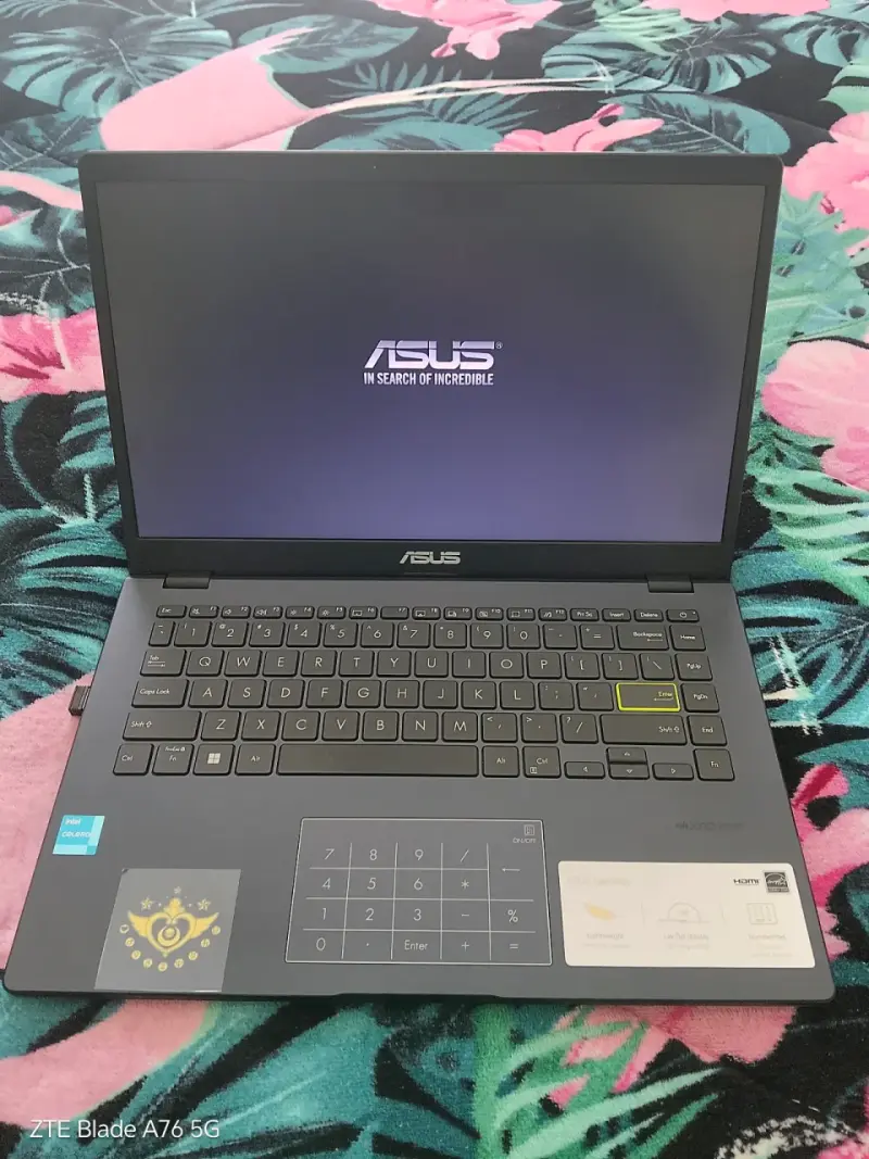 Laptop ASUS con pantalla LED y teclado numérico - 2