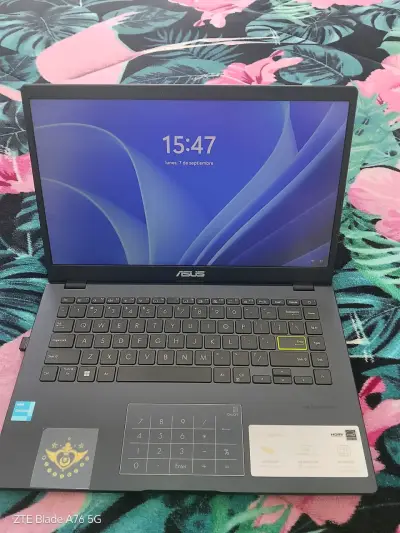 Laptop ASUS con pantalla LED y teclado numérico - miniatura 3