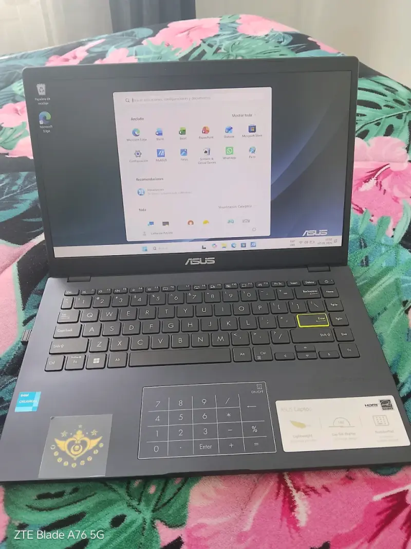 Laptop ASUS con pantalla LED y teclado numérico - 4