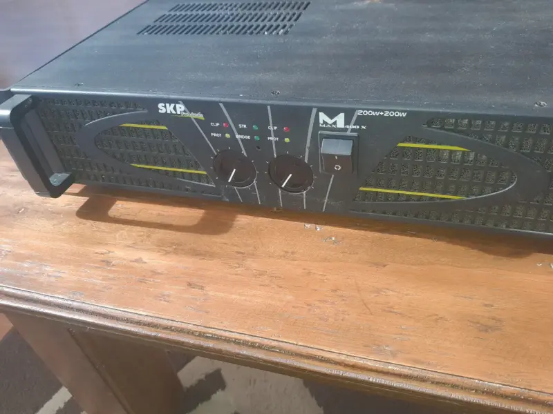 Amplificador SKP Pro Audio 400X 200W