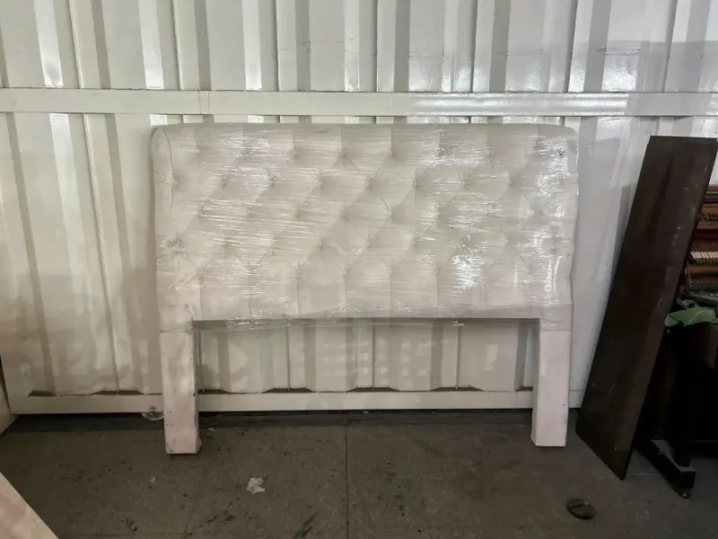 Cabecera de cama tapizada en capitoné beige