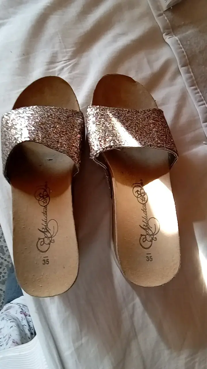 Sandalias doradas con brillo talla 35