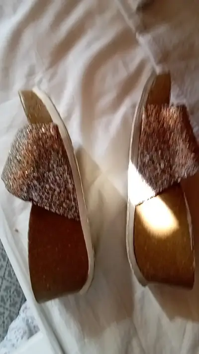 Sandalias doradas con brillo talla 35 - miniatura 2