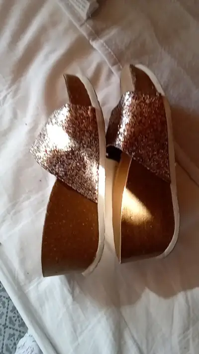 Sandalias doradas con brillo talla 35 - miniatura 4