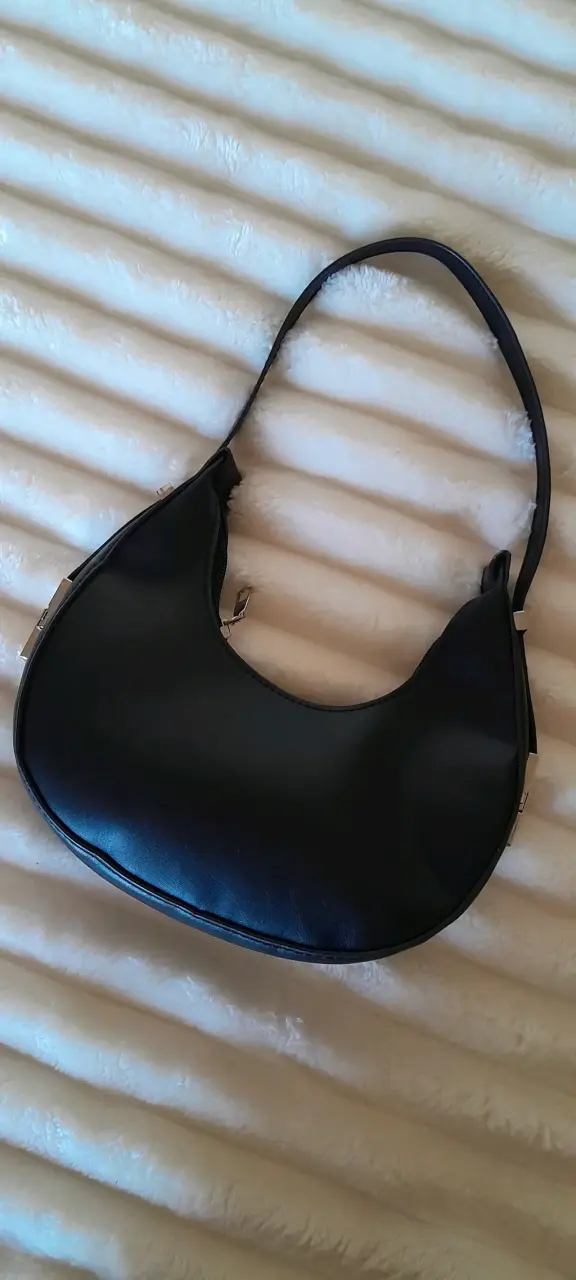 Cartera negra ligera con cierre metálico - 1