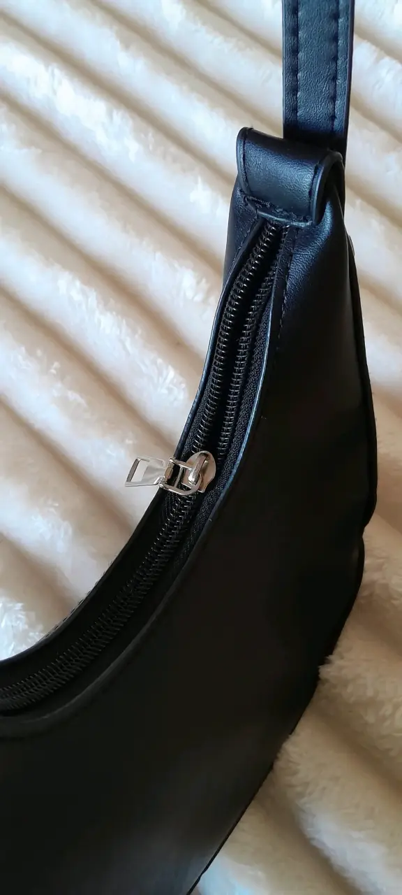 Cartera negra ligera con cierre metálico - 4