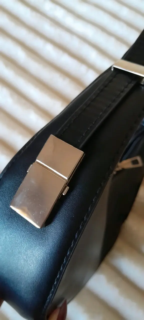 Cartera negra ligera con cierre metálico - 5