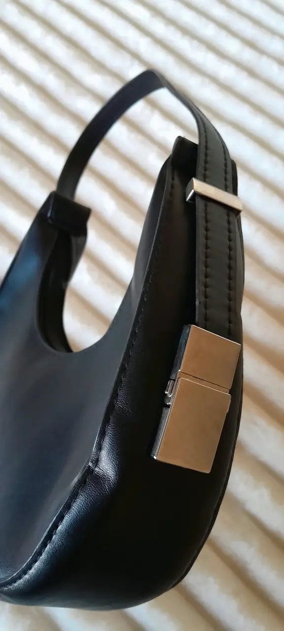 Cartera negra ligera con cierre metálico - 6