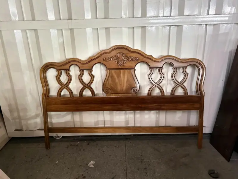 Cabecera de cama de madera tallada