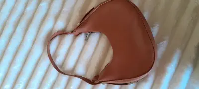 Cartera de cuero marrón con cierre metálico - miniatura 1