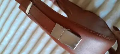 Cartera de cuero marrón con cierre metálico - miniatura 2