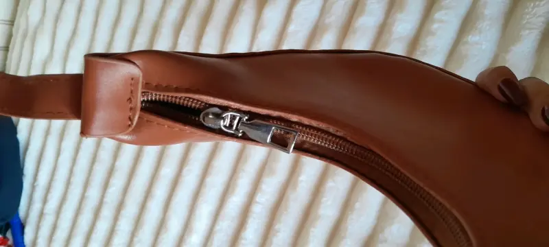 Cartera de cuero marrón con cierre metálico - 3