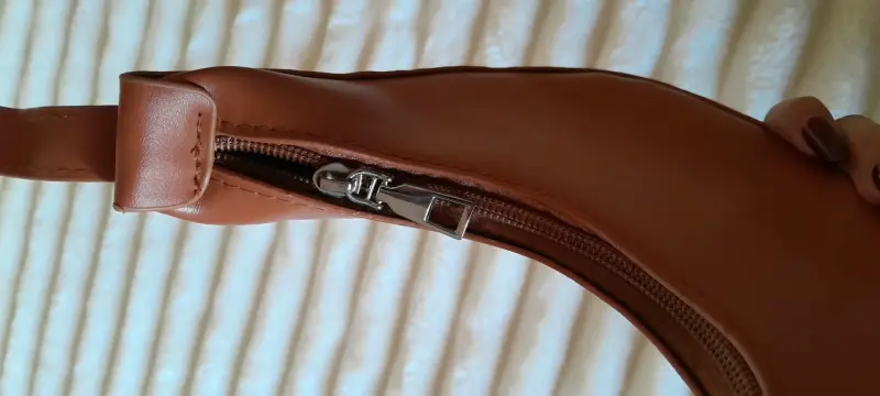 Cartera de cuero marrón con cierre metálico - 4