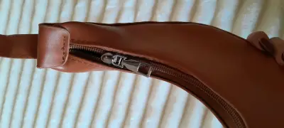 Cartera de cuero marrón con cierre metálico - miniatura 4
