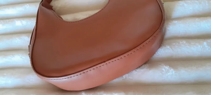 Cartera de cuero marrón con cierre metálico - 5