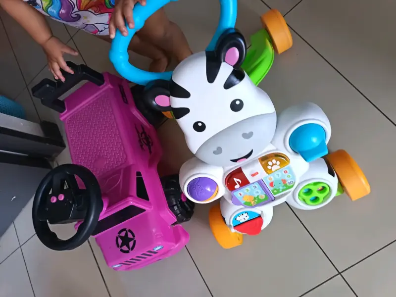 Andador infantil con diseño de cebra y auto rosa - 1