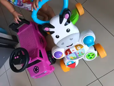 Andador infantil con diseño de cebra y auto rosa - miniatura 1