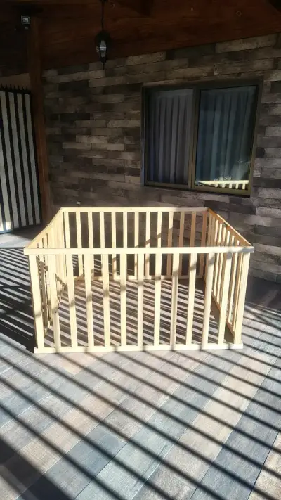 Corral de madera para bebé amplio y seguro - miniatura 1