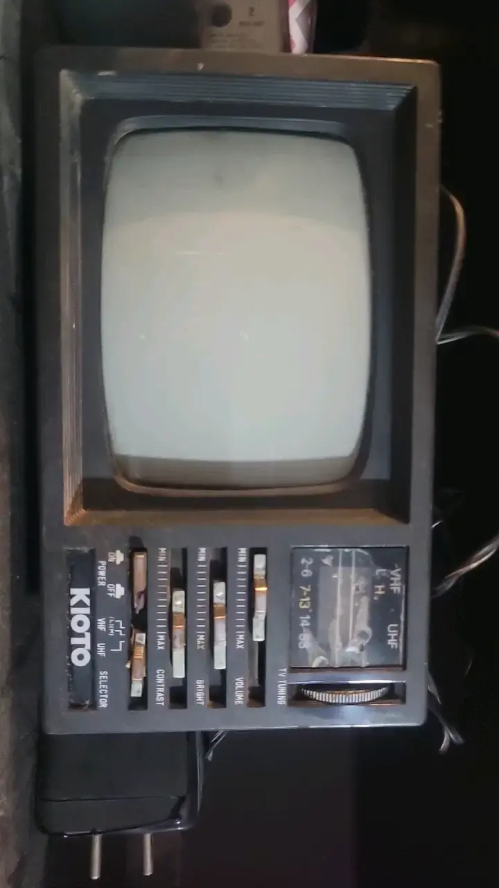 Televisor portátil retro Kioto con controles manuales - 1