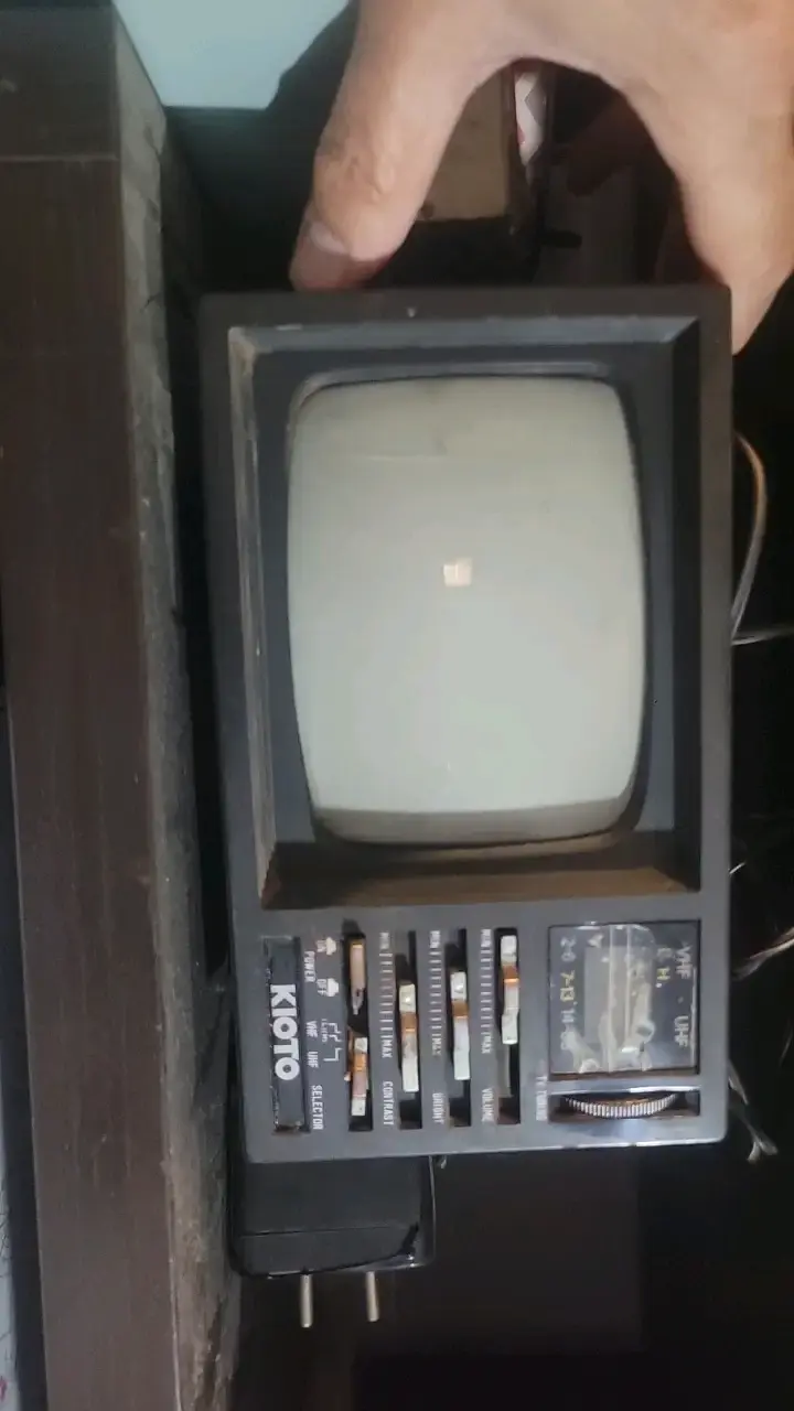 Televisor portátil retro Kioto con controles manuales - 2