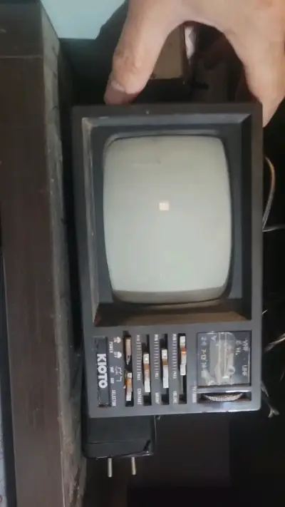 Televisor portátil retro Kioto con controles manuales - miniatura 2