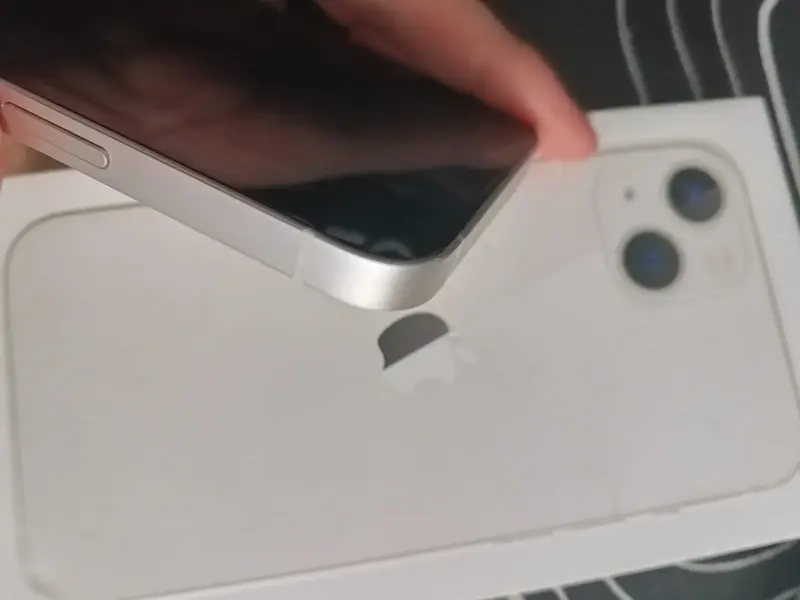 iPhone 13 Blanco en Buen Estado - 4