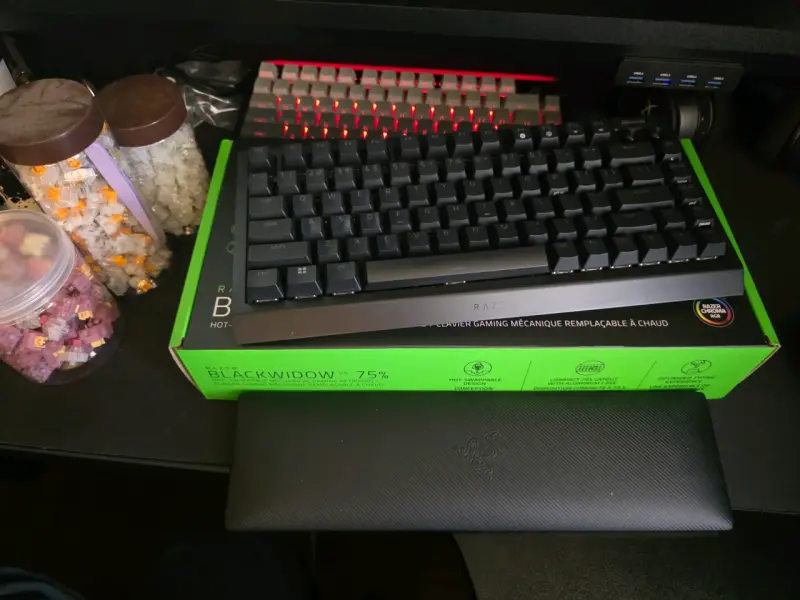 Teclado mecánico Razer BlackWidow V4 75% RGB - 2