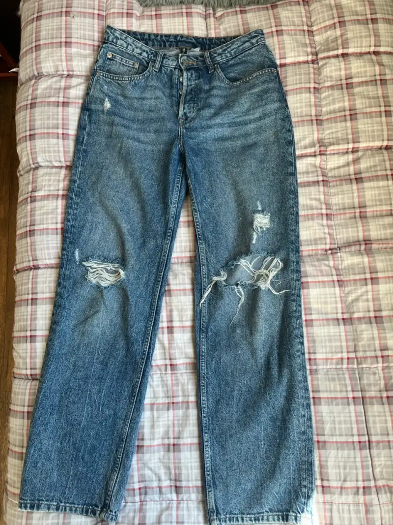 Jeans de mezclilla desgastados para mujer - 1