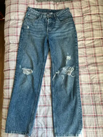 Jeans de mezclilla desgastados para mujer - miniatura 1
