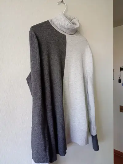 Suéter de cuello alto bicolor para mujer - miniatura 1