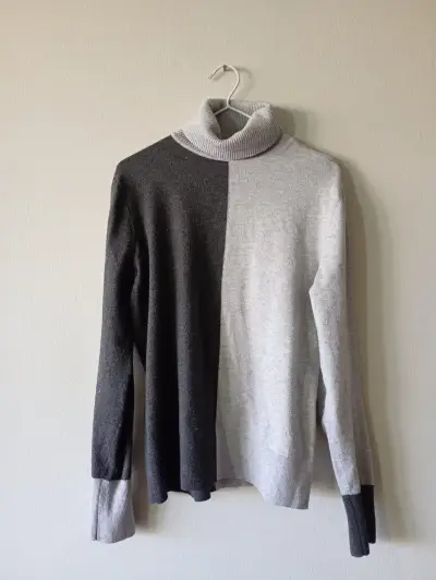 Suéter de cuello alto bicolor para mujer - miniatura 3