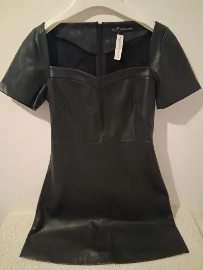 Vestido negro de cuero sintético con mangas cortas - miniatura 1