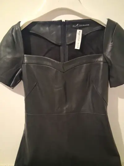 Vestido negro de cuero sintético con mangas cortas - miniatura 2
