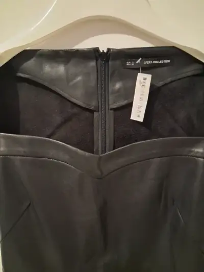 Vestido negro de cuero sintético con mangas cortas - miniatura 3