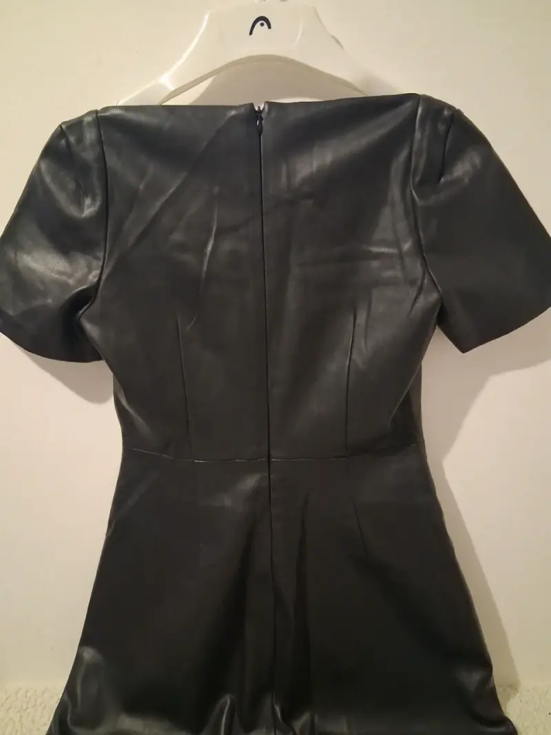Vestido negro de cuero sintético con mangas cortas - 6