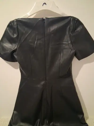 Vestido negro de cuero sintético con mangas cortas - miniatura 6