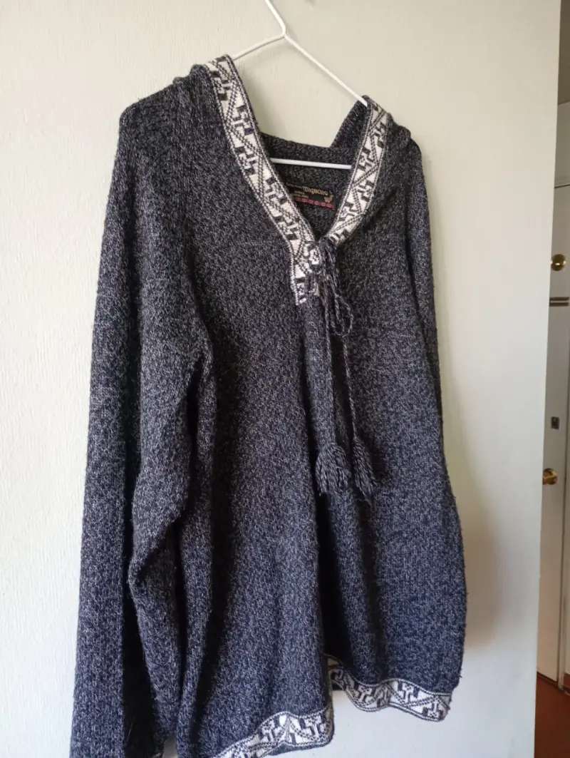 Poncho de lana gris con diseño étnico - 1