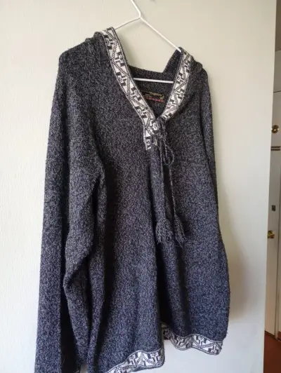 Poncho de lana gris con diseño étnico - miniatura 1