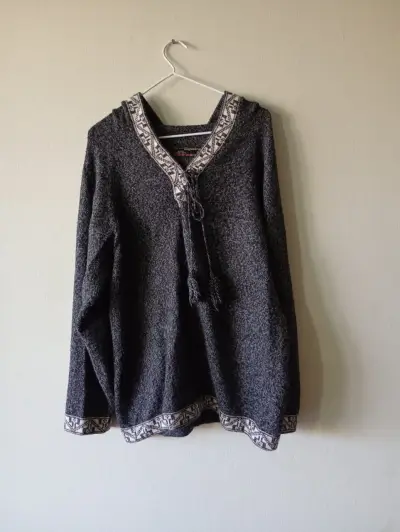 Poncho de lana gris con diseño étnico - miniatura 2