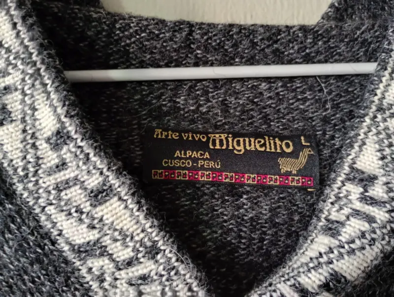 Poncho de lana gris con diseño étnico - 3