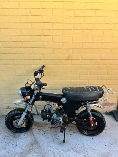 Mini moto negra estilo vintage en buen estado - miniatura 4