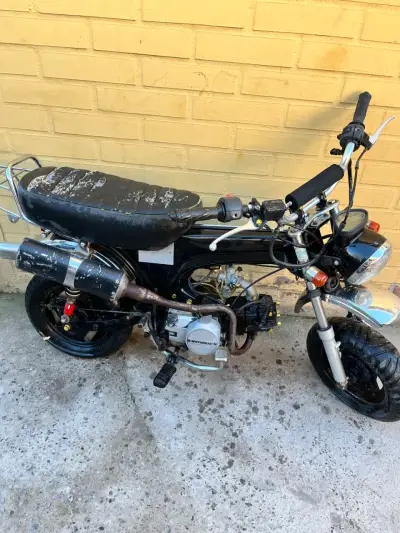 Mini moto negra estilo vintage en buen estado - miniatura 5