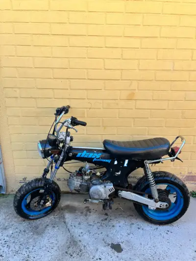 Mini moto Dax azul con detalles deportivos - miniatura 1