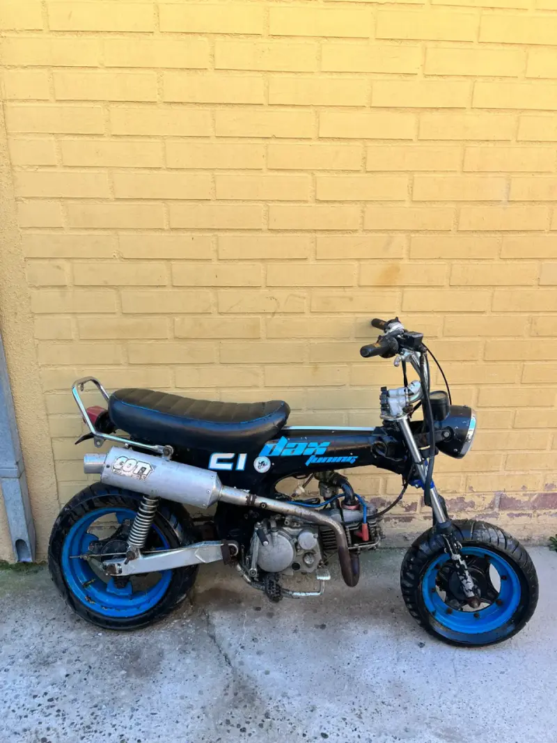 Mini moto Dax azul con detalles deportivos - 2