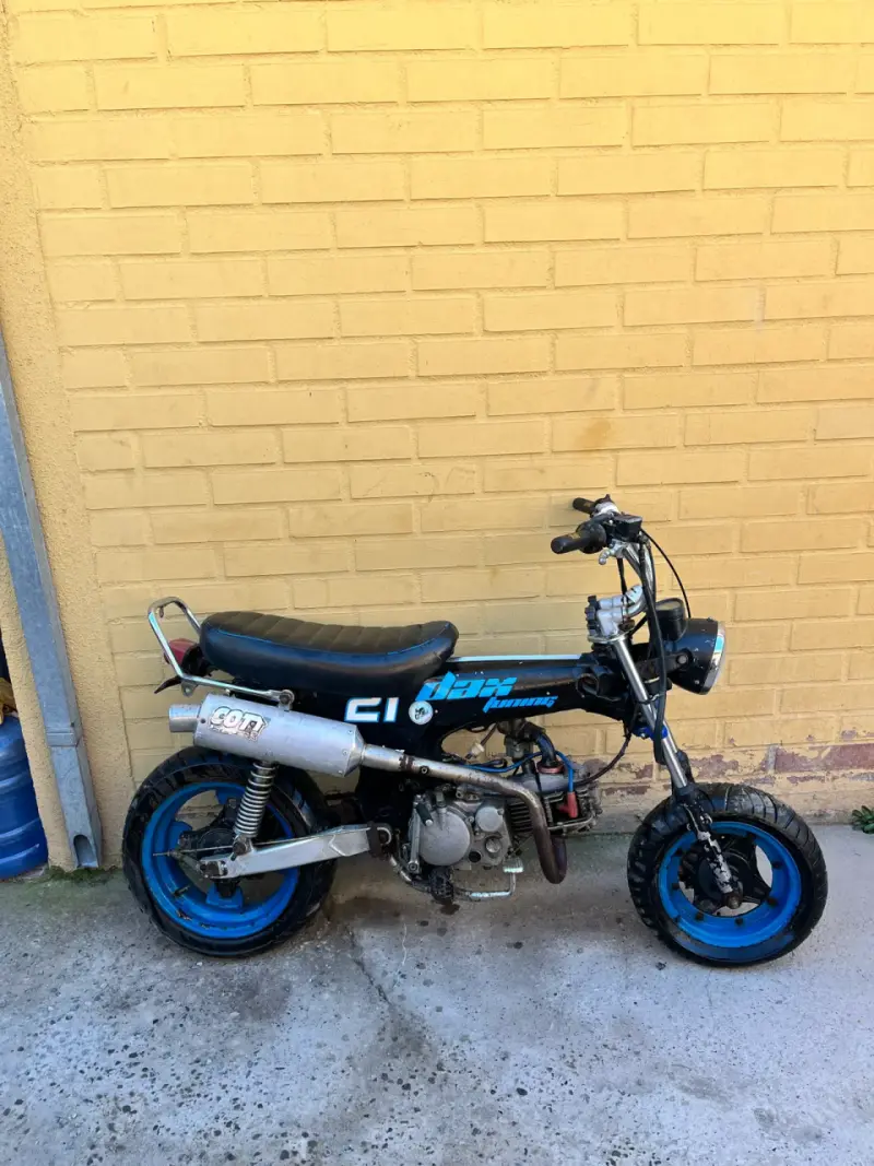 Mini moto Dax azul con detalles deportivos - 3